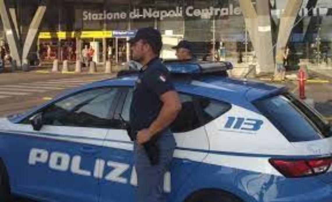 Stazione centrale, danneggia tavoli di un bar: in manette senegalese
