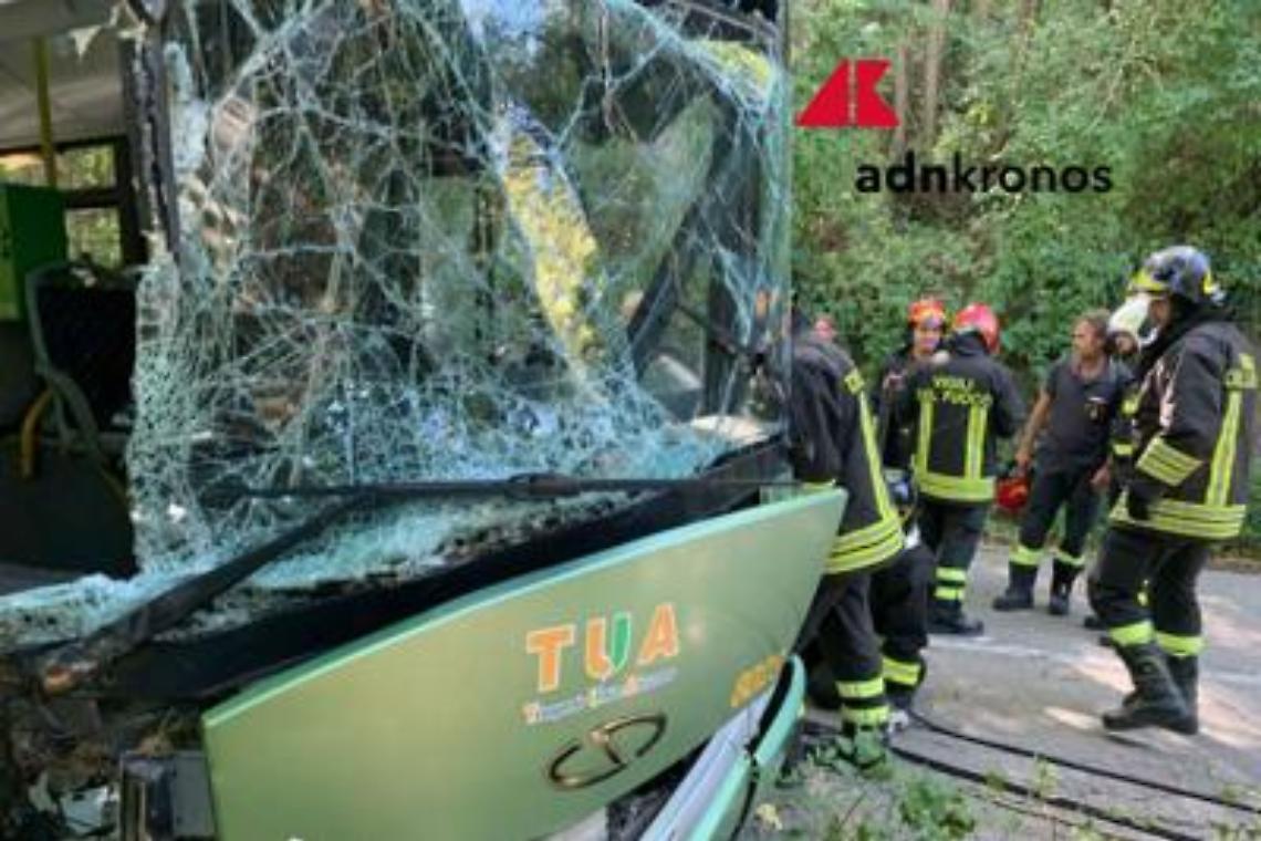 Bus di studenti contro albero: in 15 all'ospedale