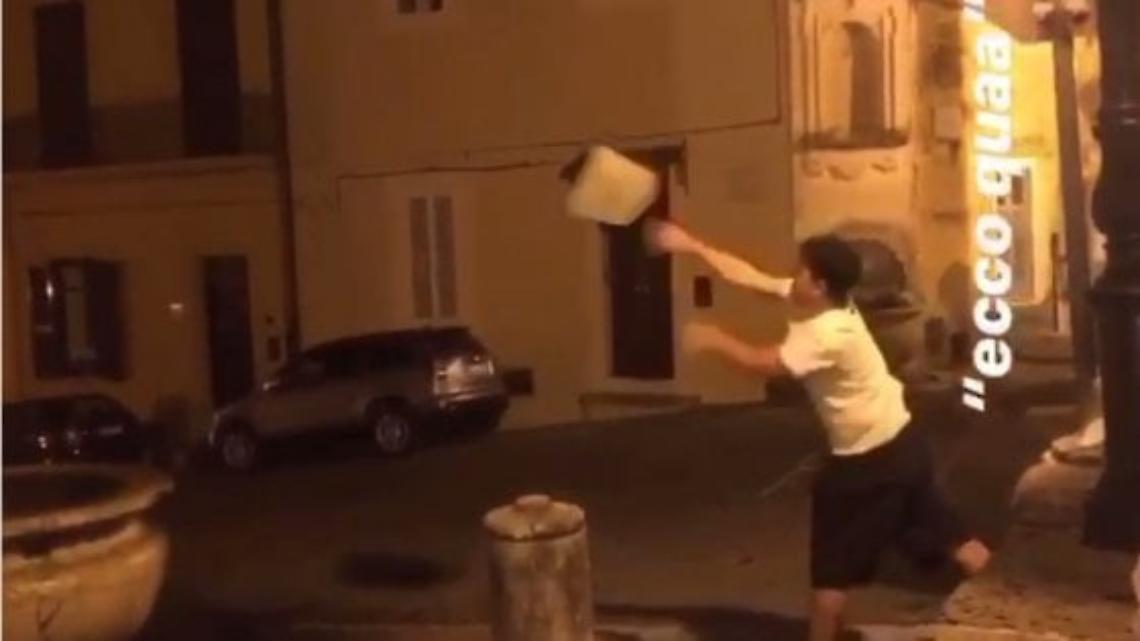 Raid contro fontana del '700, denunciato grazie a video su social