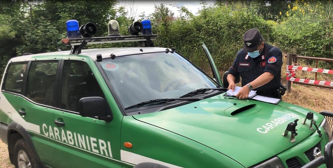 Sorpreso a sversare materiali di risulta, maximulta e segnalazione al sindaco