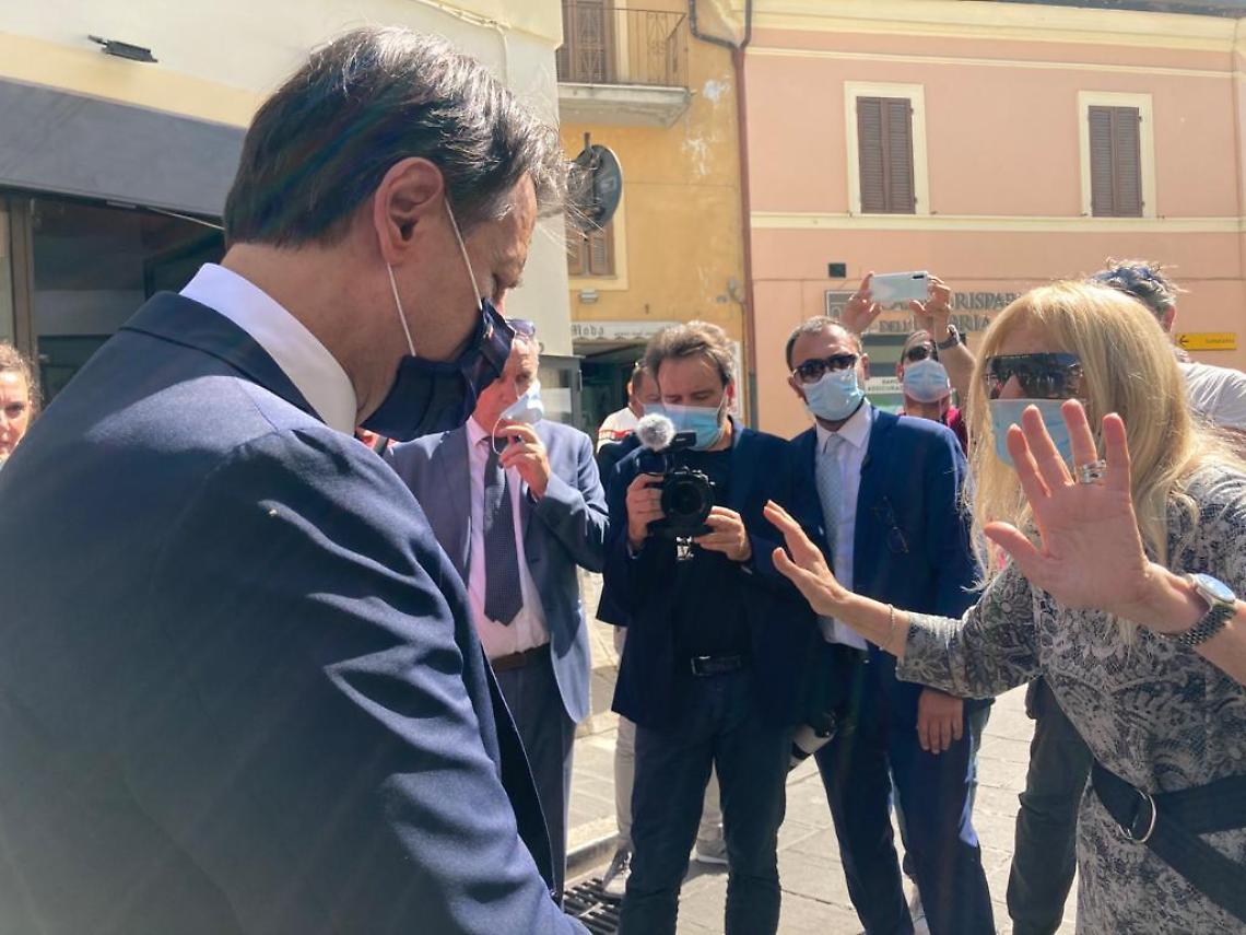 Blitz di Conte in una scuola di Roma: «Voterò sì al referendum»