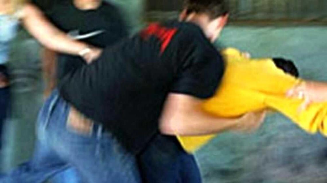 Lite per offese a una ragazza, 21enne arrestato per tentato omicidio