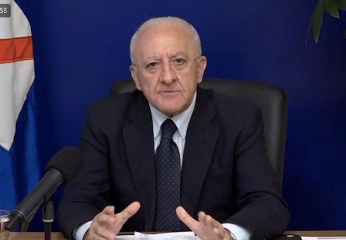 Covid, De Luca: «Via a terza dose per i fragili»