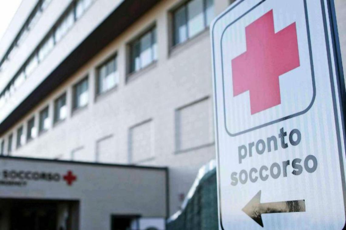  Uomo aggredito alle spalle al parco: donna gli morde un orecchio