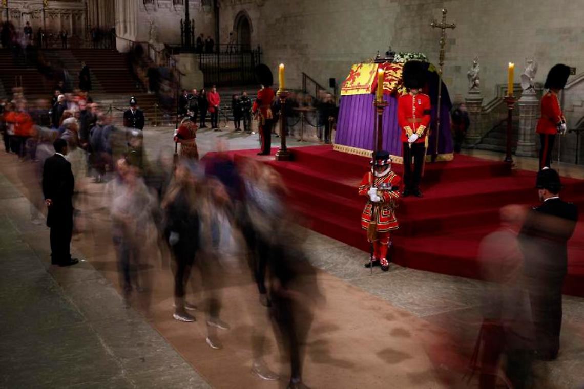 Elisabetta, uomo si avvicina al feretro: arrestato