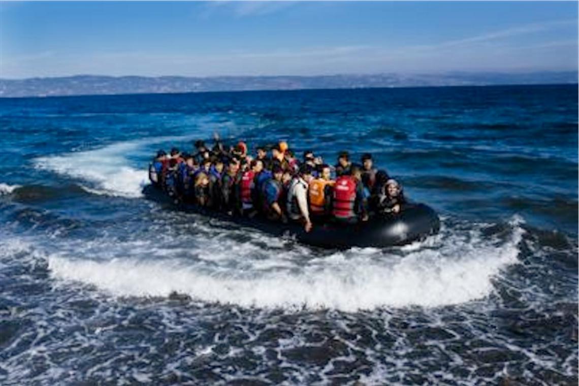 Immigrati, altra tragedia: annegati 3 bimbi e una donna