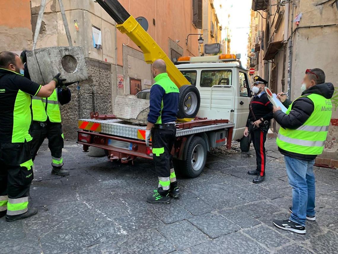 Quartieri Spagnoli, sosta selvaggia: rimossi blocchi di cemento e catene