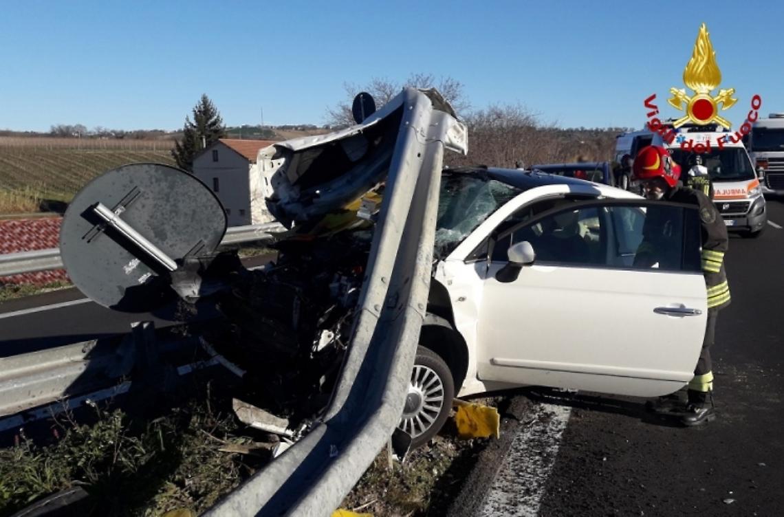 Auto contro il guardrail, un morto e due feriti