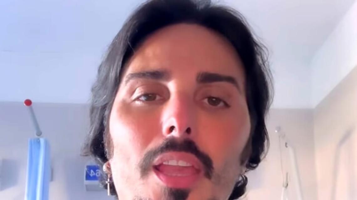 I soldi del cantante per la fabbrica di sigarette