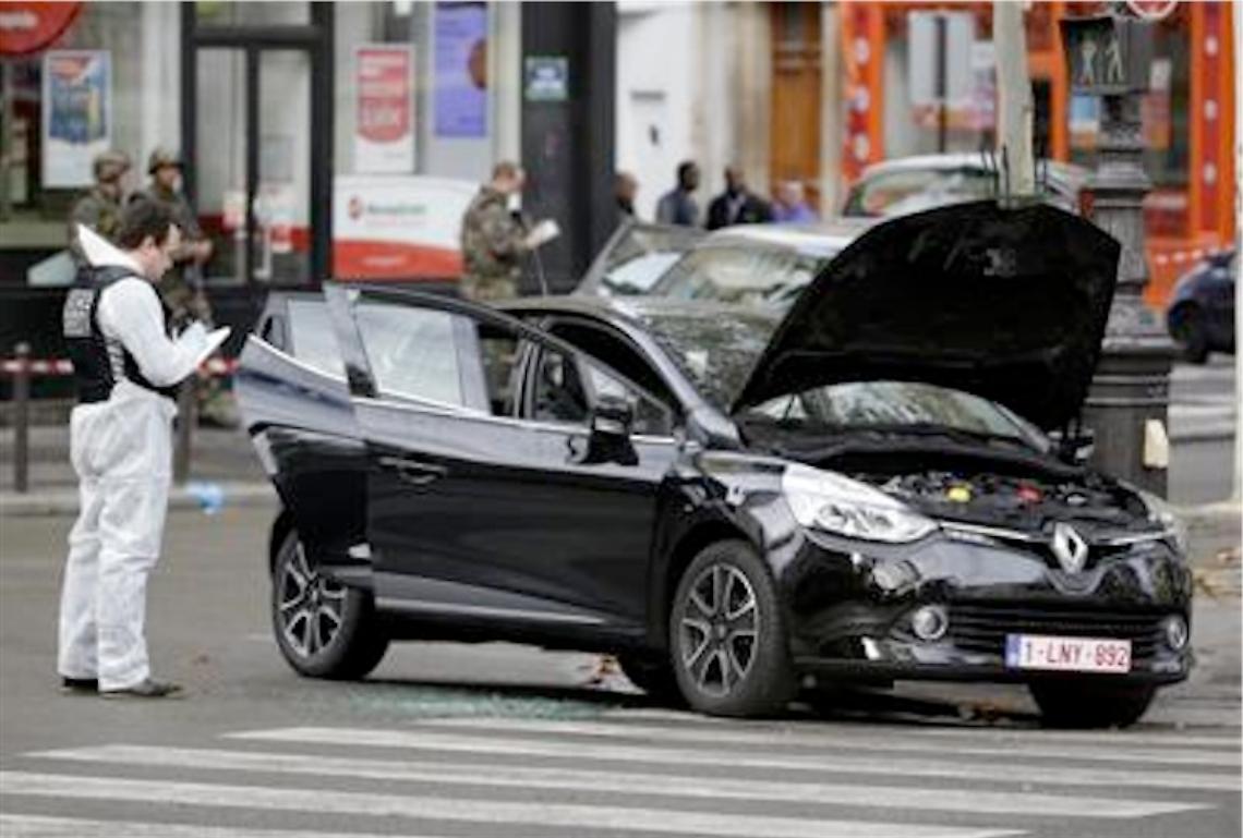 Trovata la Clio nera, chiusa e isolata zona di Parigi