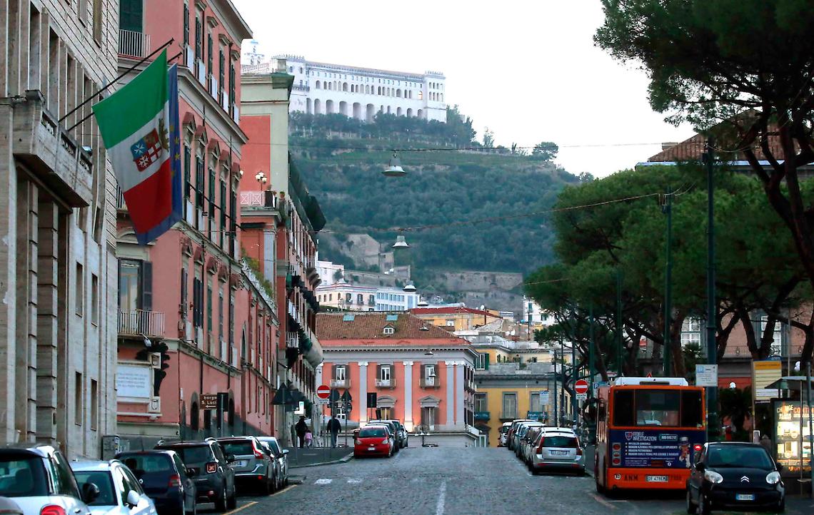 Coronavirus a Napoli, il report: leggera flessione dei casi, sale l'età media