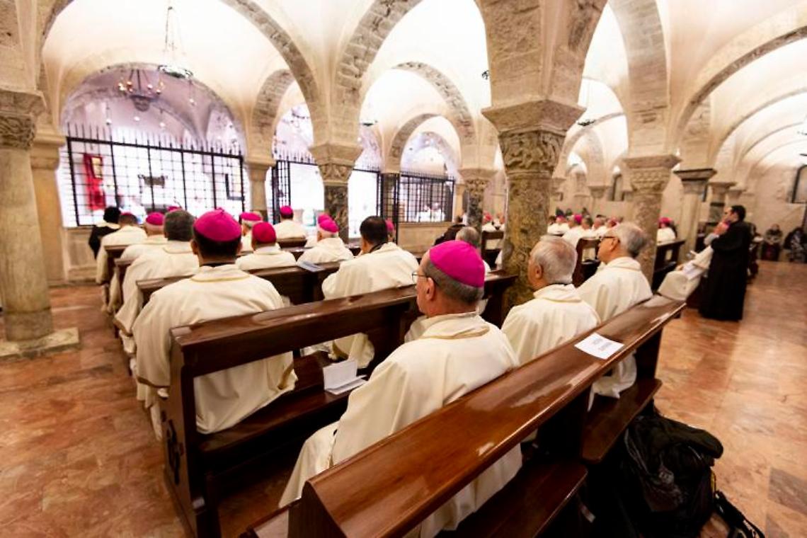 No vax, anatema dei vescovi: «Lontani da Vangelo e Costituzione»