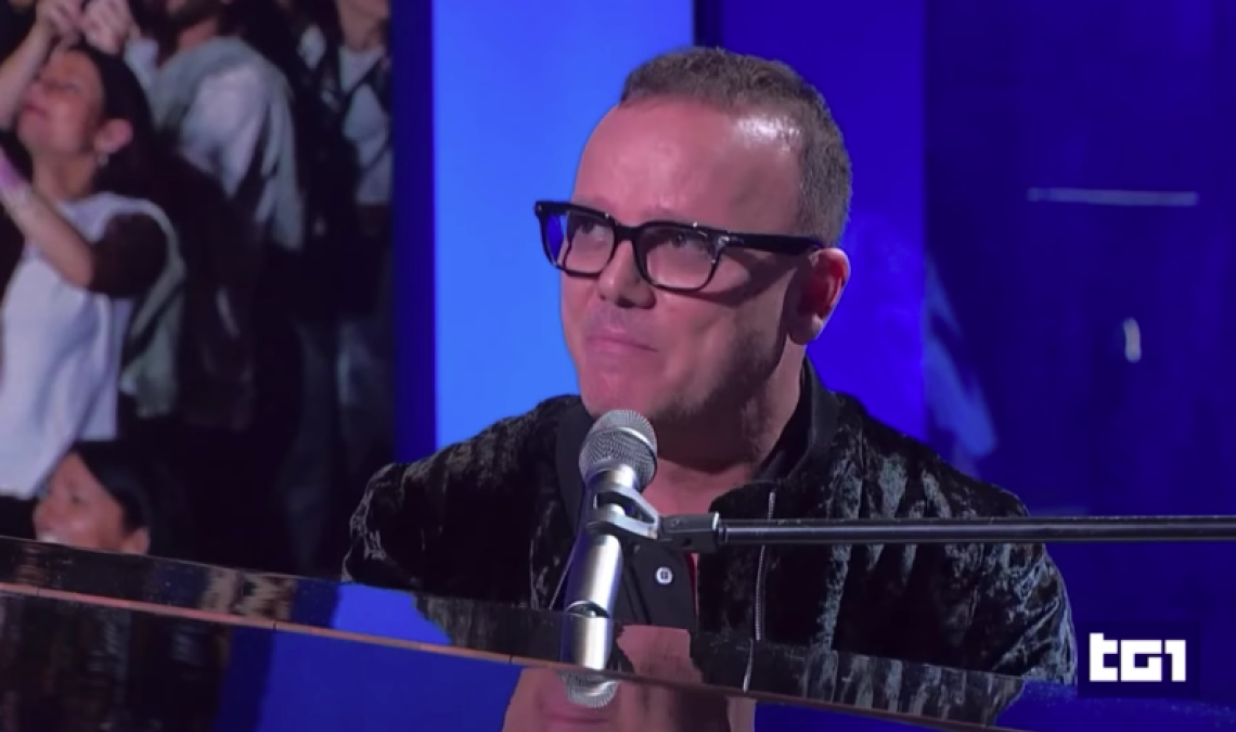 Gigi D'Alessio al Tg1: «Il 26 maggio 2023 un nuovo concerto in piazza del Plebiscito»