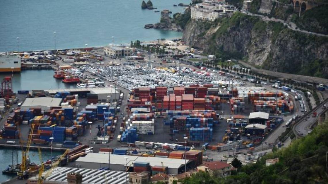 Attivisti pro Palestina bloccano porto di Salerno