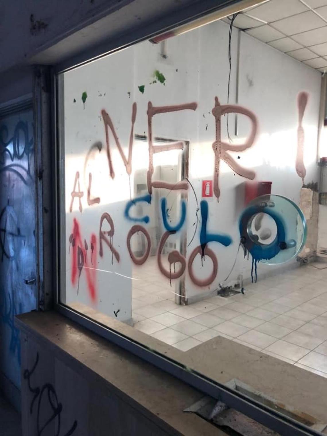 Stazione Circum imbrattata con svastiche e scritte xenofobe