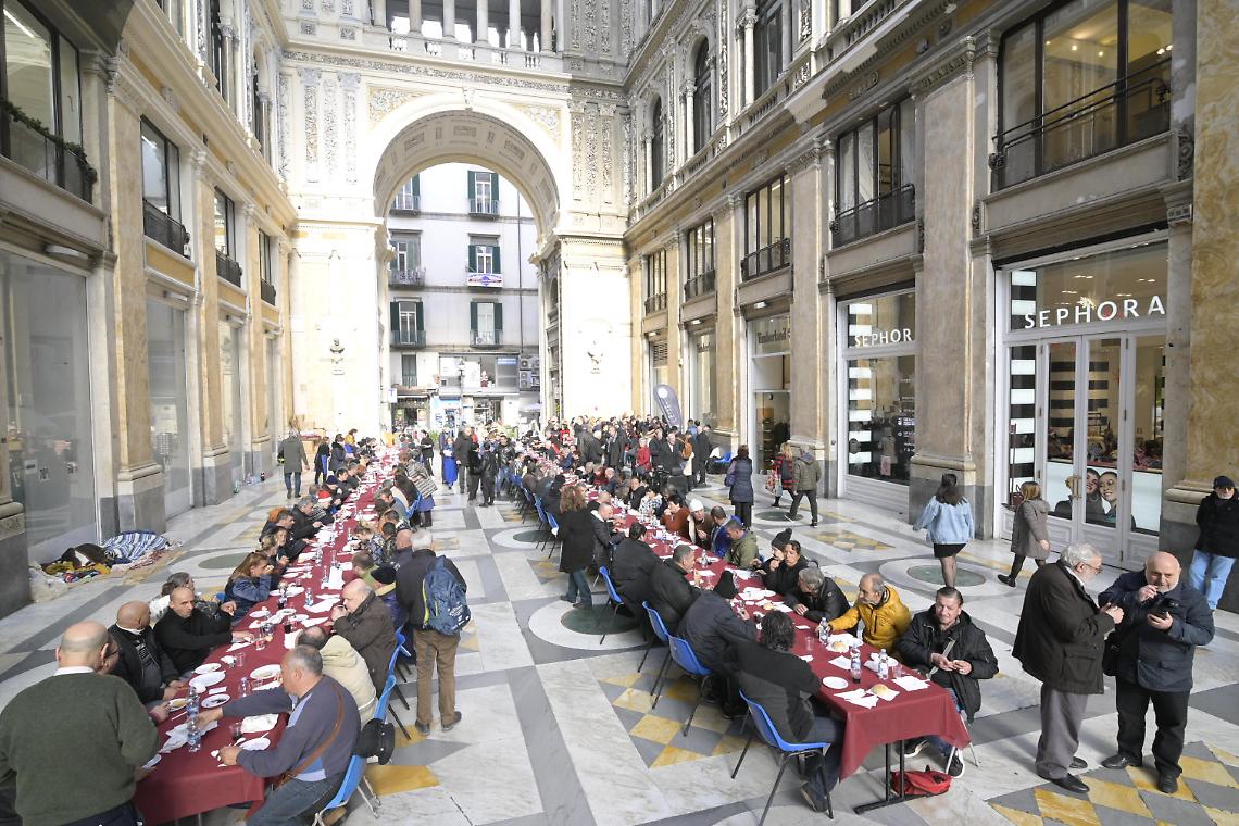 Pranzo di Natale per i senzatetto con il coro del San Carlo