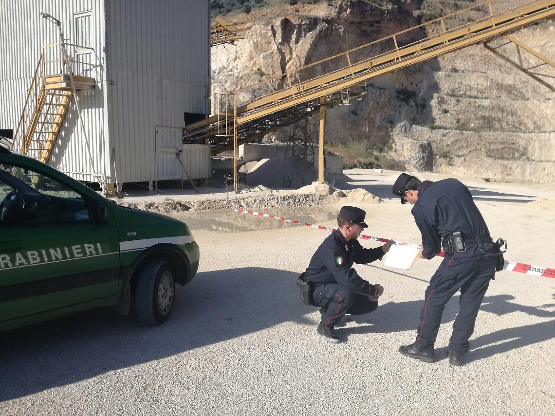 Caserta, cava illegale nel parco regionale: sigilli e perquisizioni negli uffici