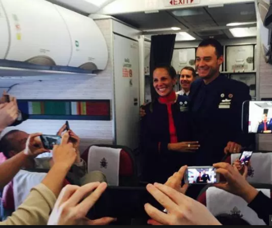 Papa Francesco, in aereo, sposa due assistenti di volo