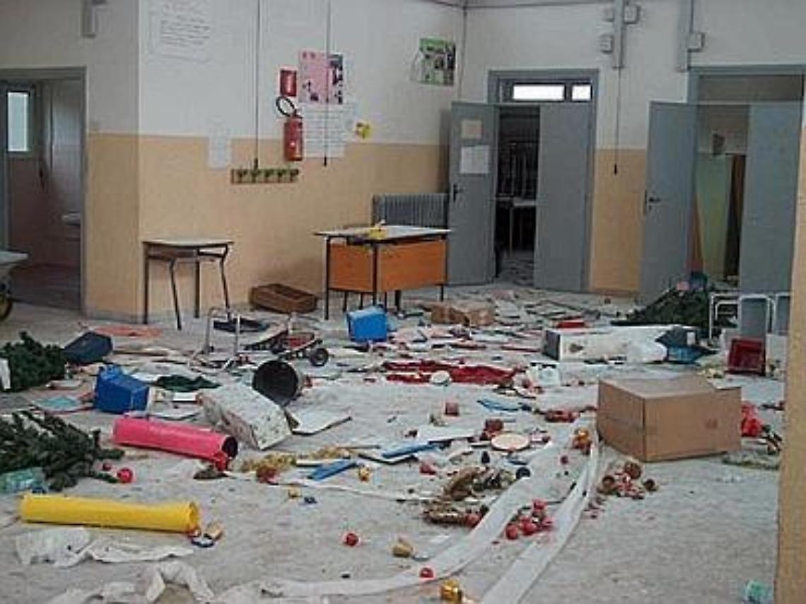 Acido e creolina in 7 aule: due arresti e una denuncia