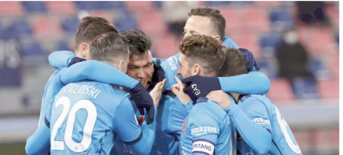 Chucky Lozano si risveglia e mette le ali al Napoli. Secondo posto pi&ugrave; vicino
