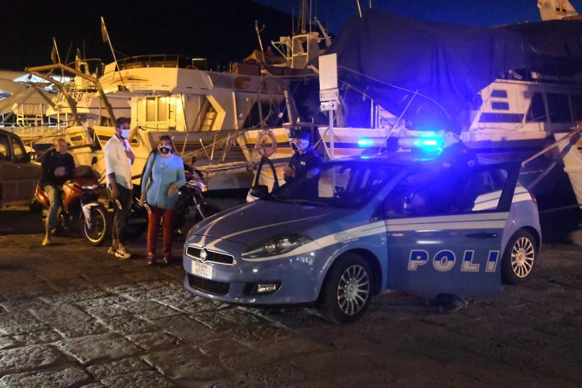 Sequestrato in casa dopo apprezzamenti su minorenne, due arresti