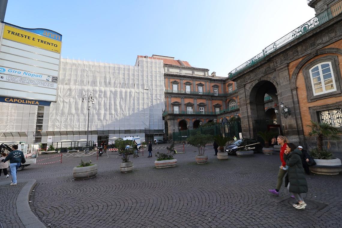 Rimosso il parcheggio abusivo nell’area pedonale che costeggia Palazzo Reale