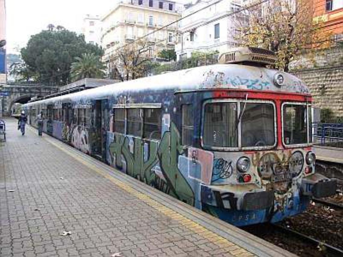 Treno in ritardo, chiude la stazione: passeggeri imprigionati