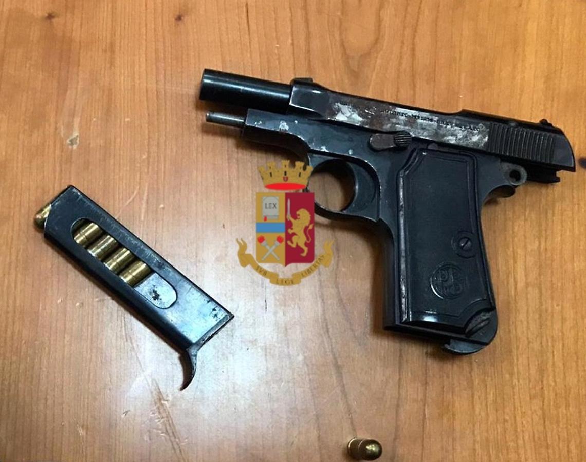 Pallonetto, pistola e cartucce nascoste in un muro