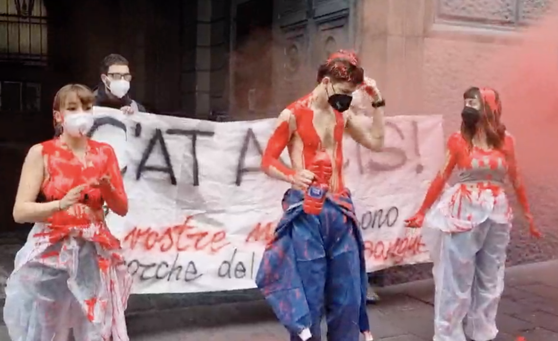 Protesta degli studenti a Napoli, si coprono di vernice rossa: «Ci avete uccisi»