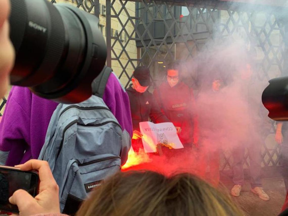 Scuola-lavoro, tensioni a Torino: studenti tentano assalto a sede Unione industriale