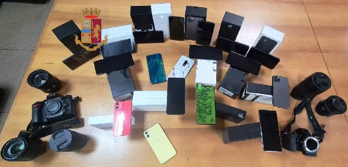 Sorpreso con smartphone, fotocamere e obiettivi: denunciato