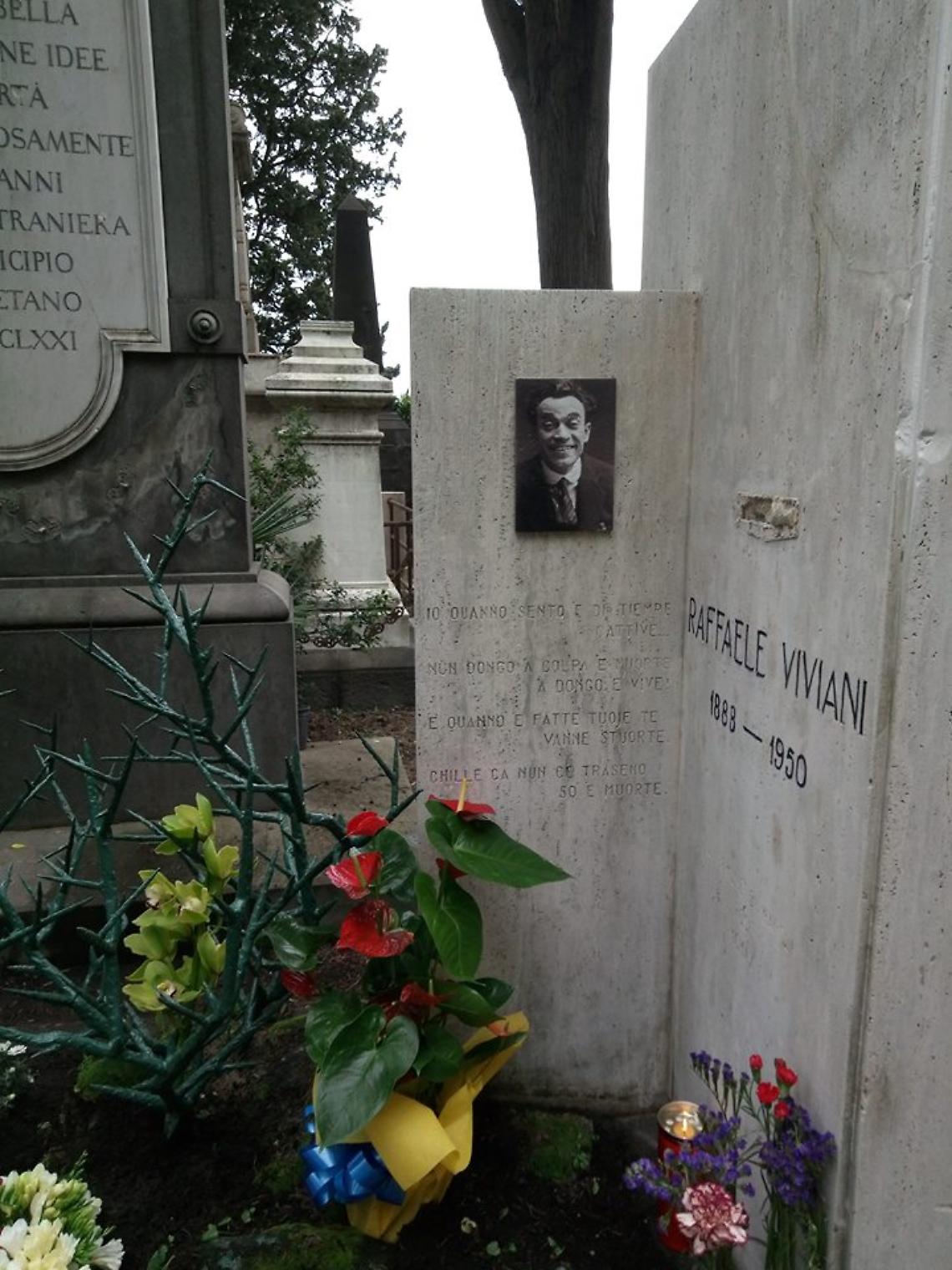 Gli stabiesi e il "loro" poeta: tirata a lucido la tomba di Viviani