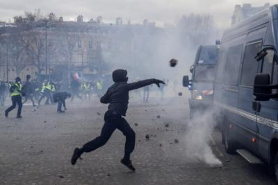Gilet gialli, silurato prefetto di Parigi