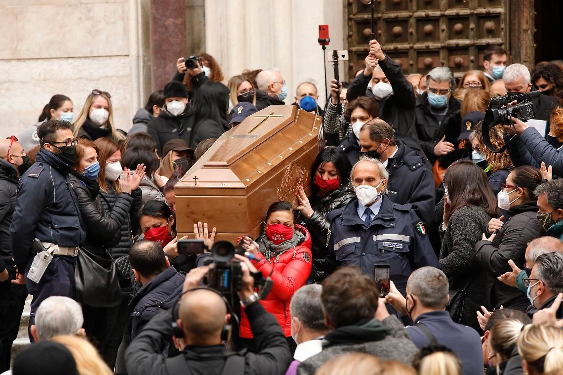 Ornella uccisa a coltellate, in centinaia ai funerali