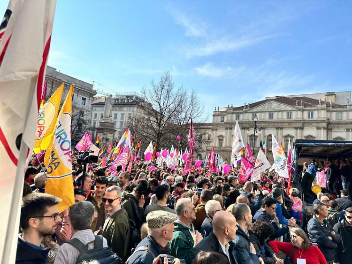 Famiglie arcobaleno in piazza: «Giù le mani dai nostri figli». C'è anche Schlein