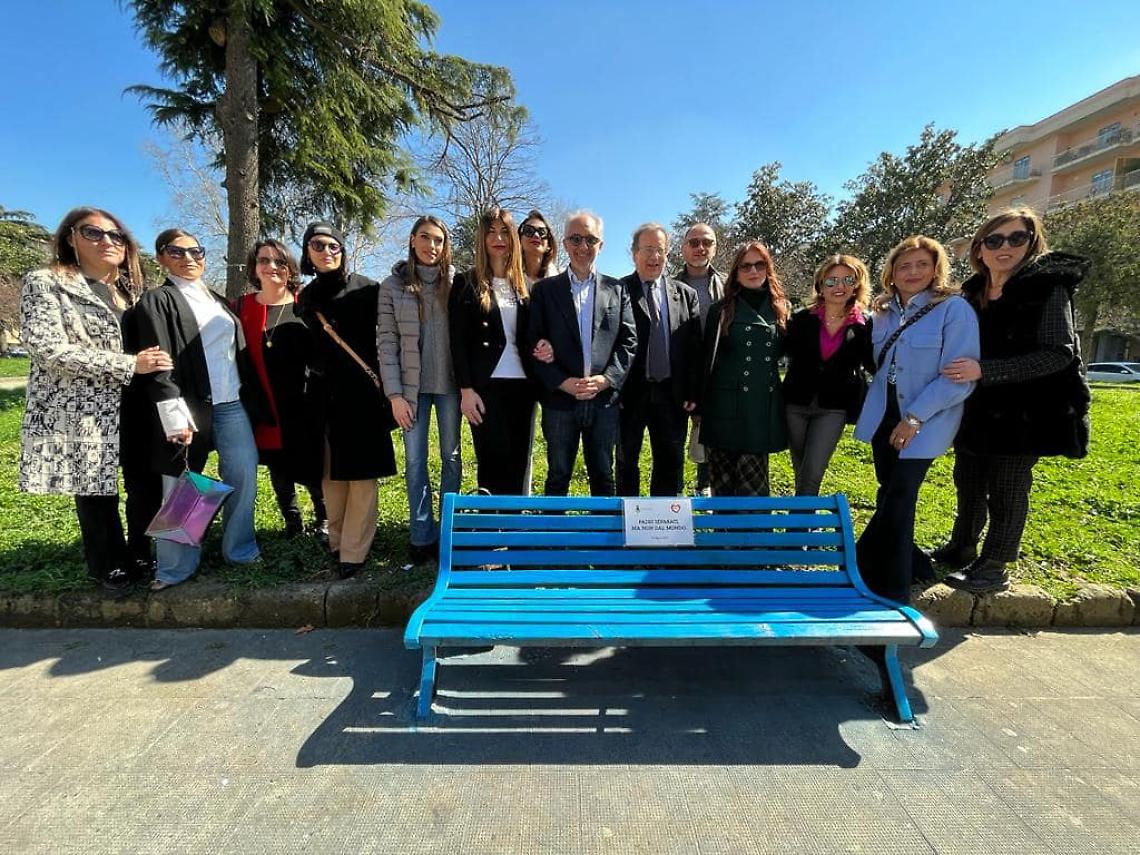 A Caserta una panchina azzurra per i padri separati