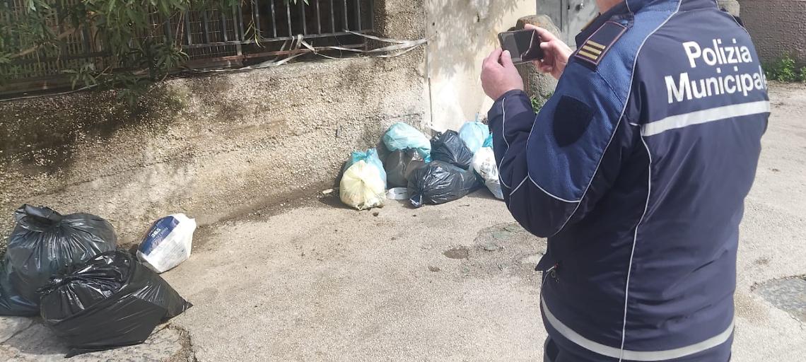 Sacchetto selvaggio, restituita la spazzatura e trenta "zozzoni"