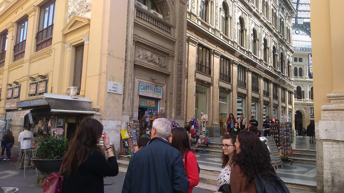Studenti universitari negli info-point per i turisti