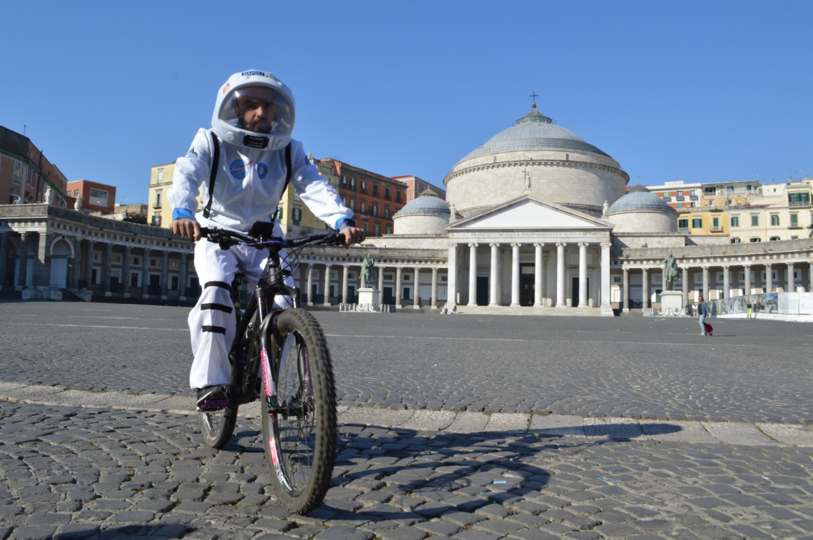 Un astronauta in bici in città, via alle riprese dello spot del Napoli Bike Festival
