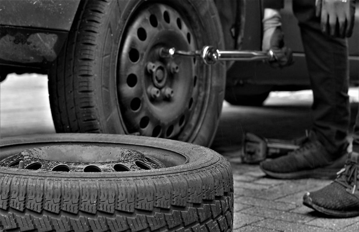 Tentano di rubare pneumatici da auto in sosta, presi