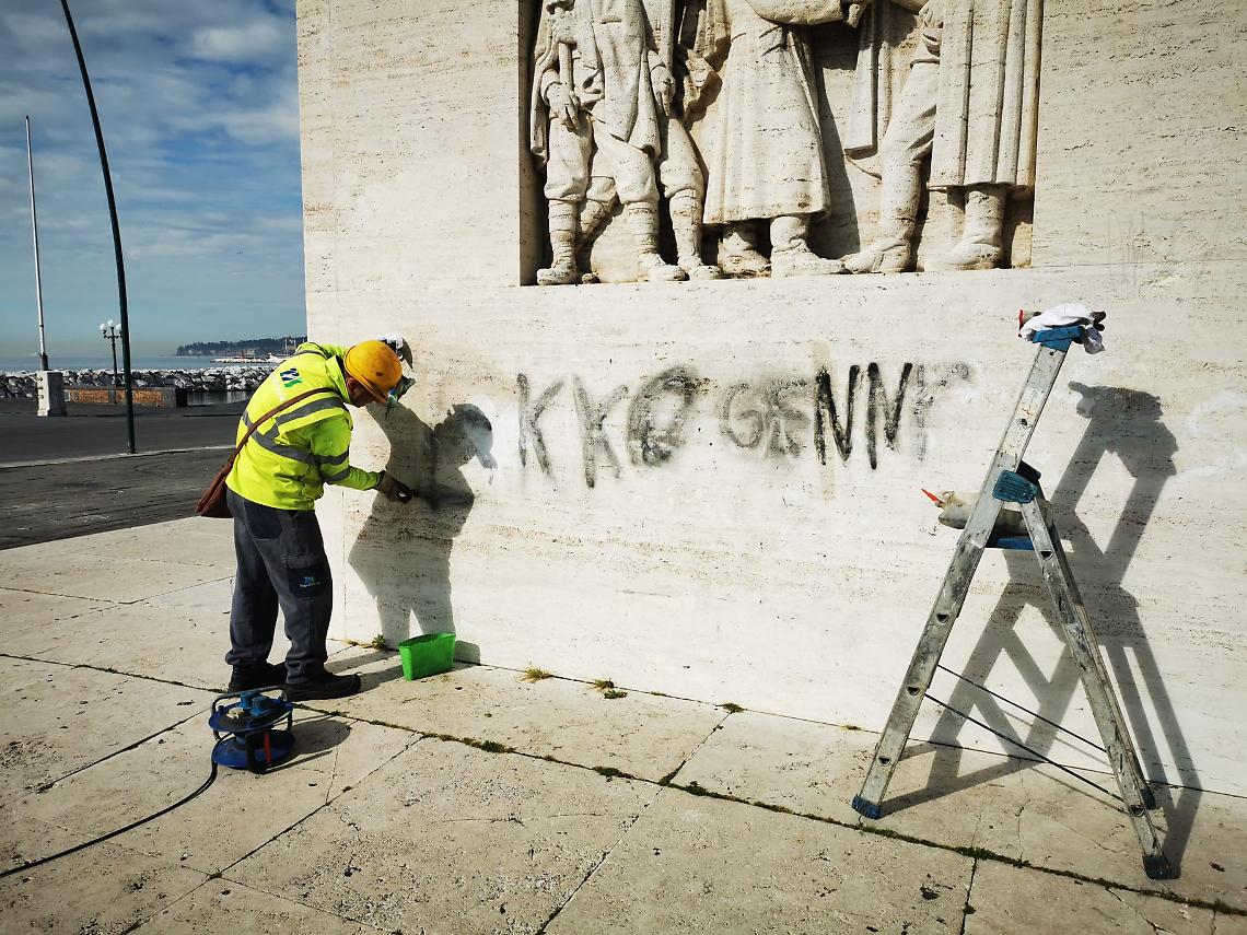 Ripulito il monumento di Armando Diaz dalle scritte vandaliche