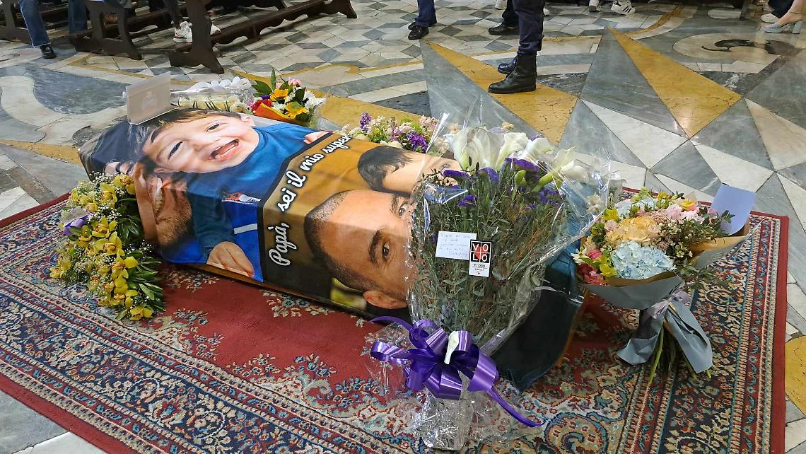 Chiesa gremita per l'ultimo saluto a Salvatore Liguori