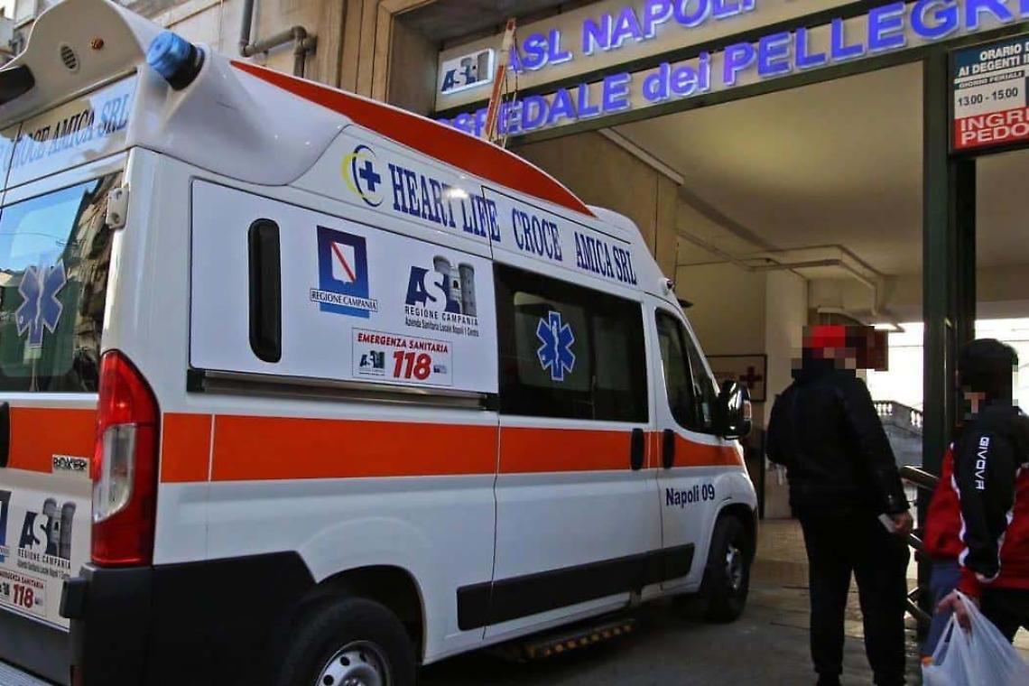 Non gli piace la diagnosi e aggredisce i sanitari