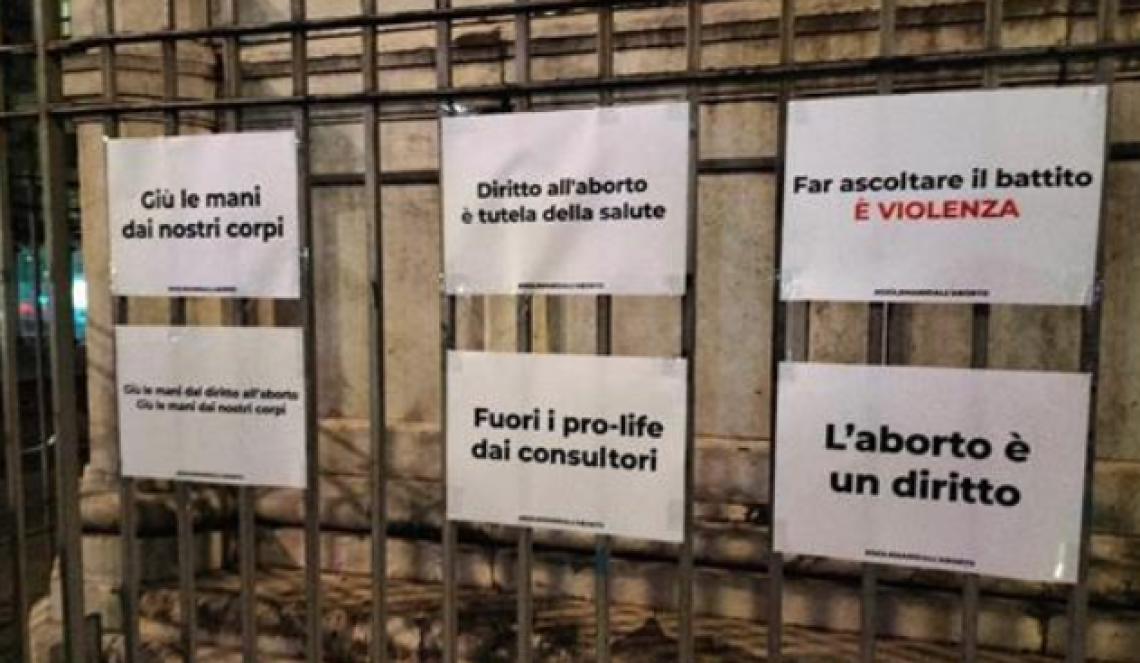 A Napoli affissi cartelli per il diritto all’aborto
