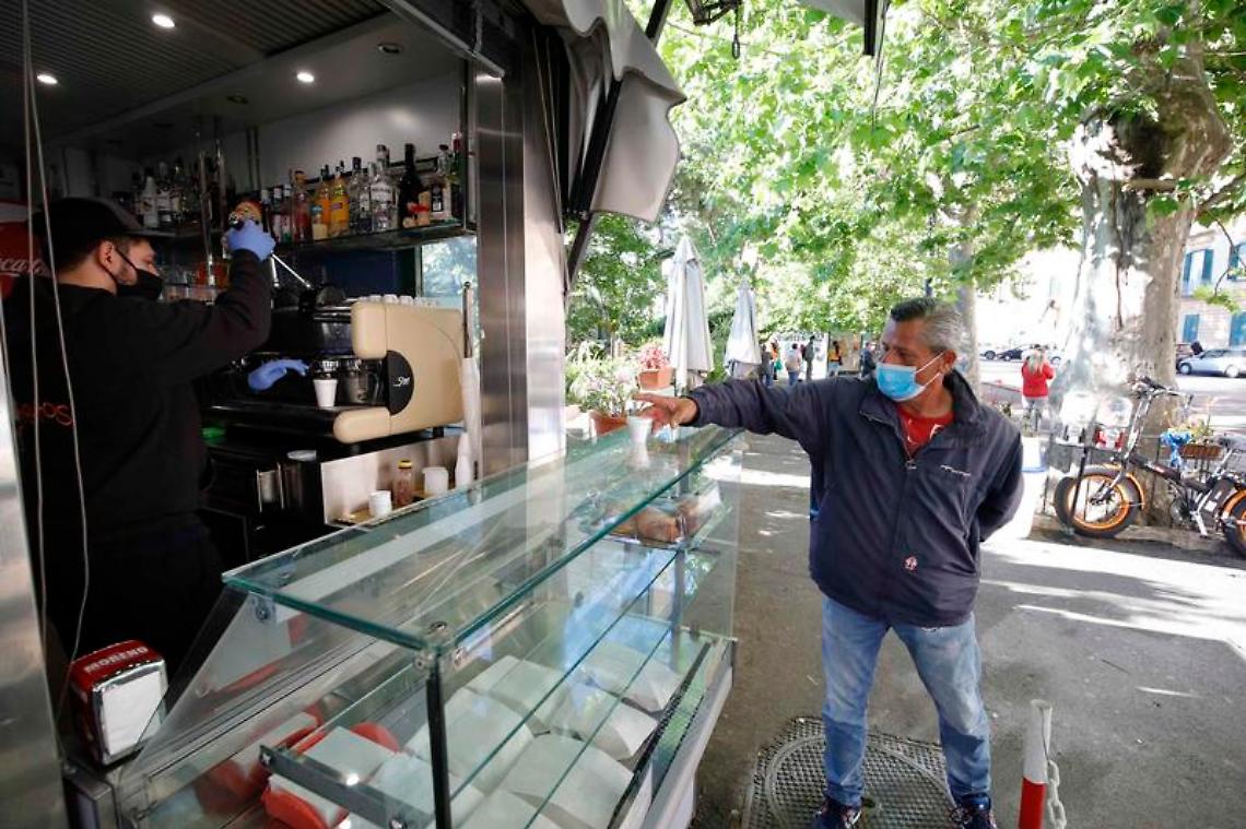 Fase 2 a Napoli, riaprono i negozi: tanta gente in strada nel rispetto delle regole