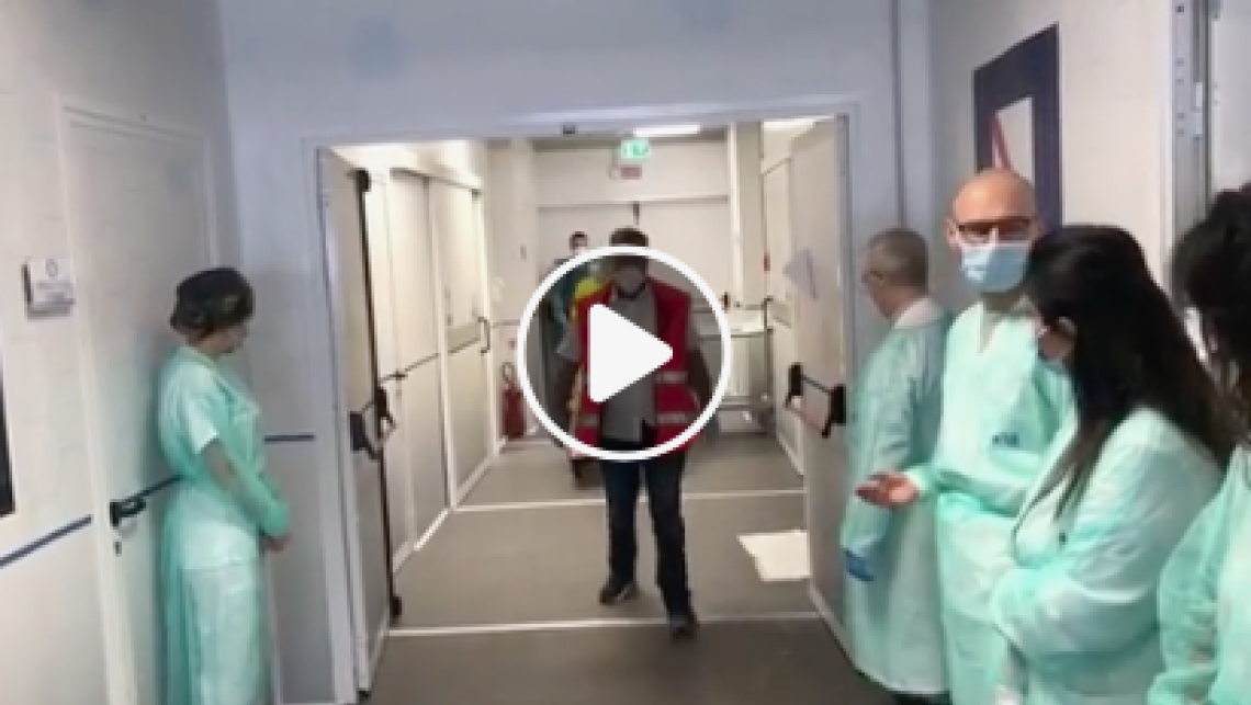 Primo paziente dimesso dal Covid center tra lacrime e applausi