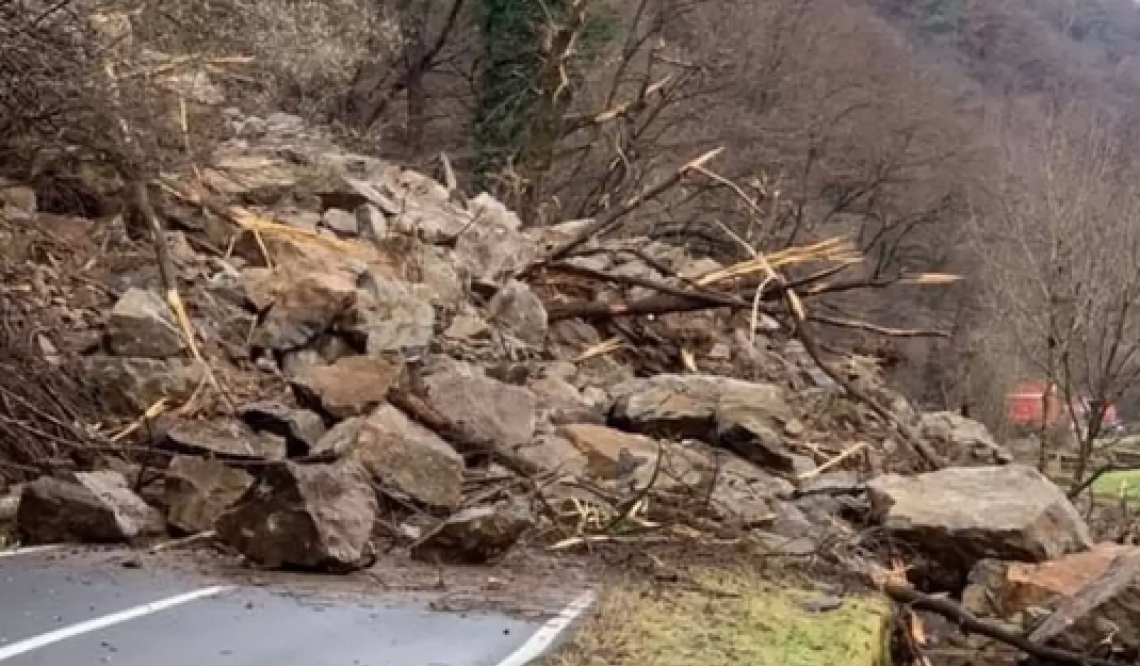 Maltempo, frane e parchi chiusi in Campania