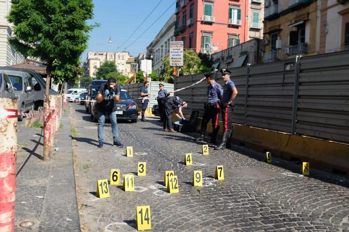 Via Carbonara: prima gli spari, poi un portone incendiato
