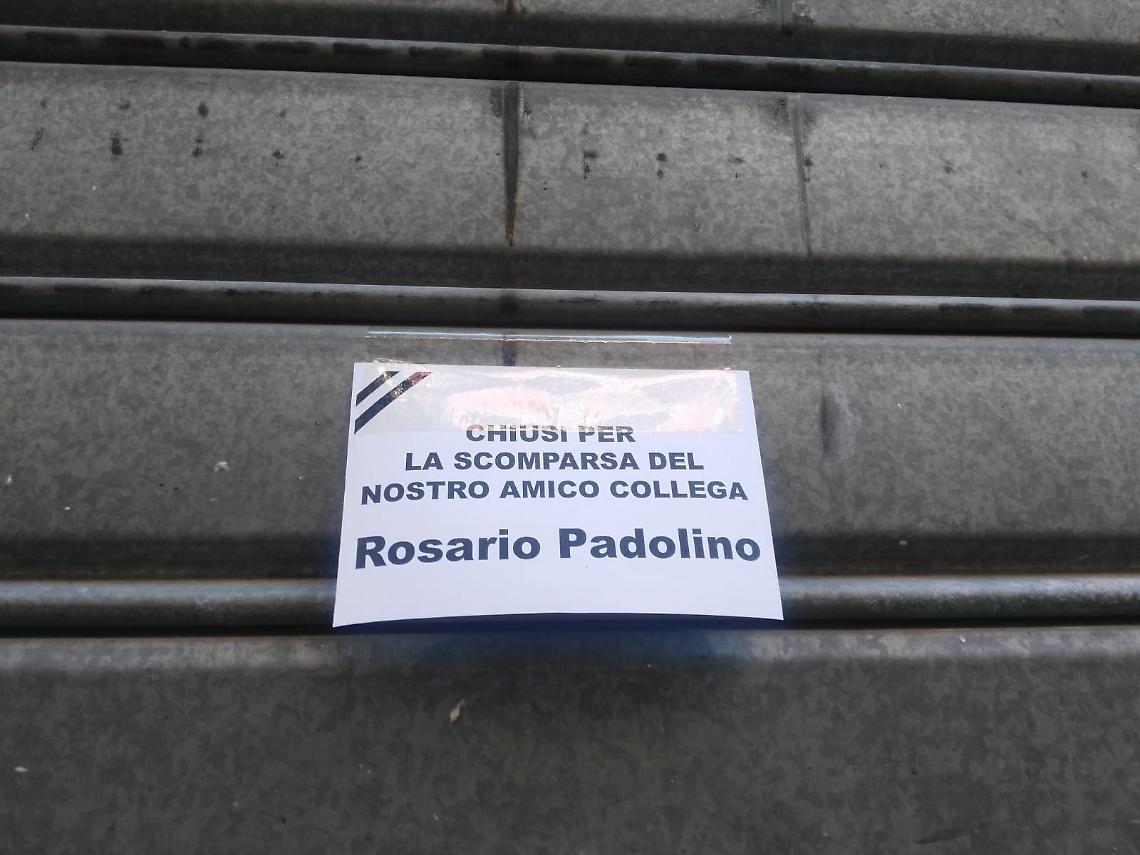 Crollo in via Duomo, serrande dei negozi abbassate per i funerali di Rosario Padolino
