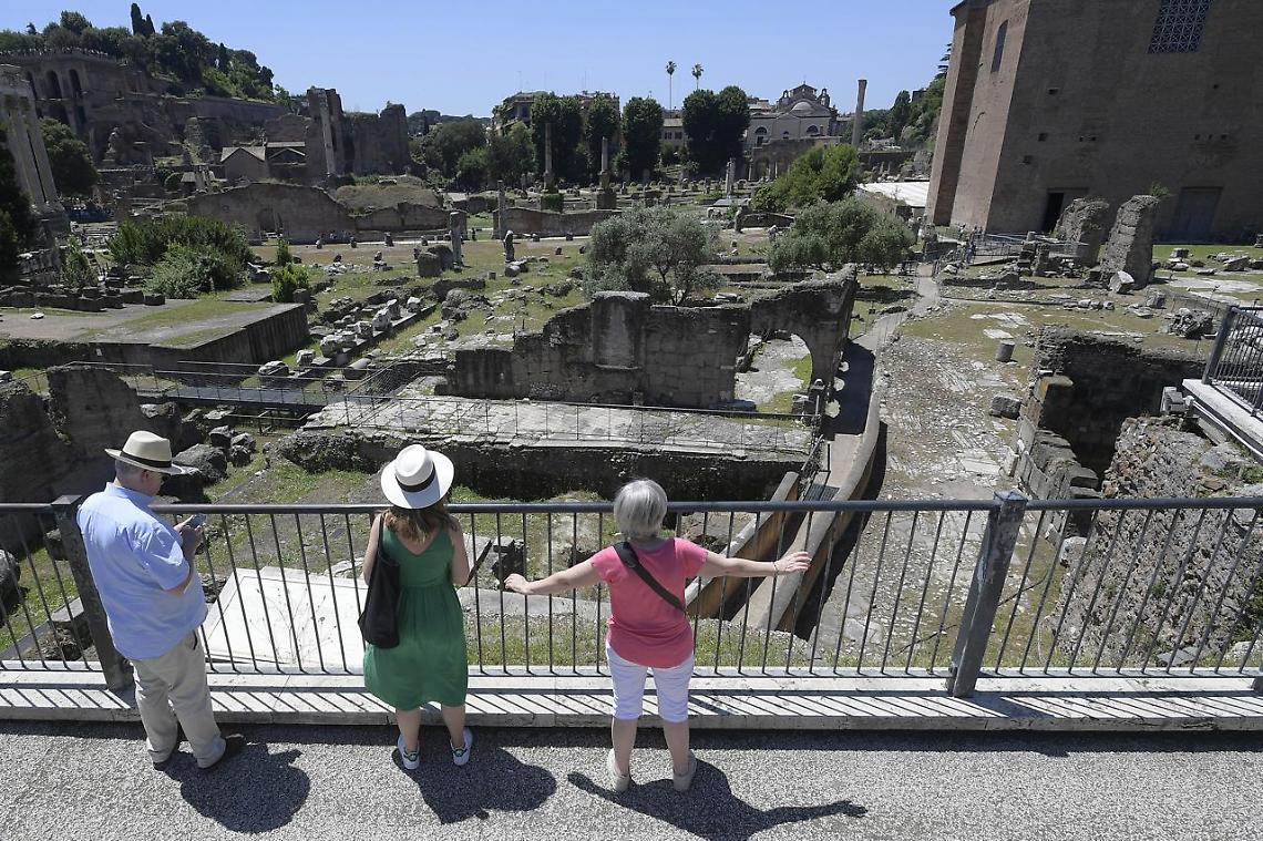 Turismo, in estate -56 milioni di presenze: «Dato peggiore ultimi 20 anni»